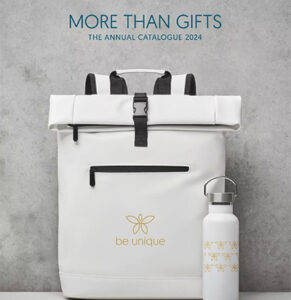Διαφημιστική εικόνα με λευκό σακίδιο και μπουκάλι νερό από τον ετήσιο κατάλογο «περισσότερα από δώρα» 2024 με το σλόγκαν «να είσαι μοναδικός».